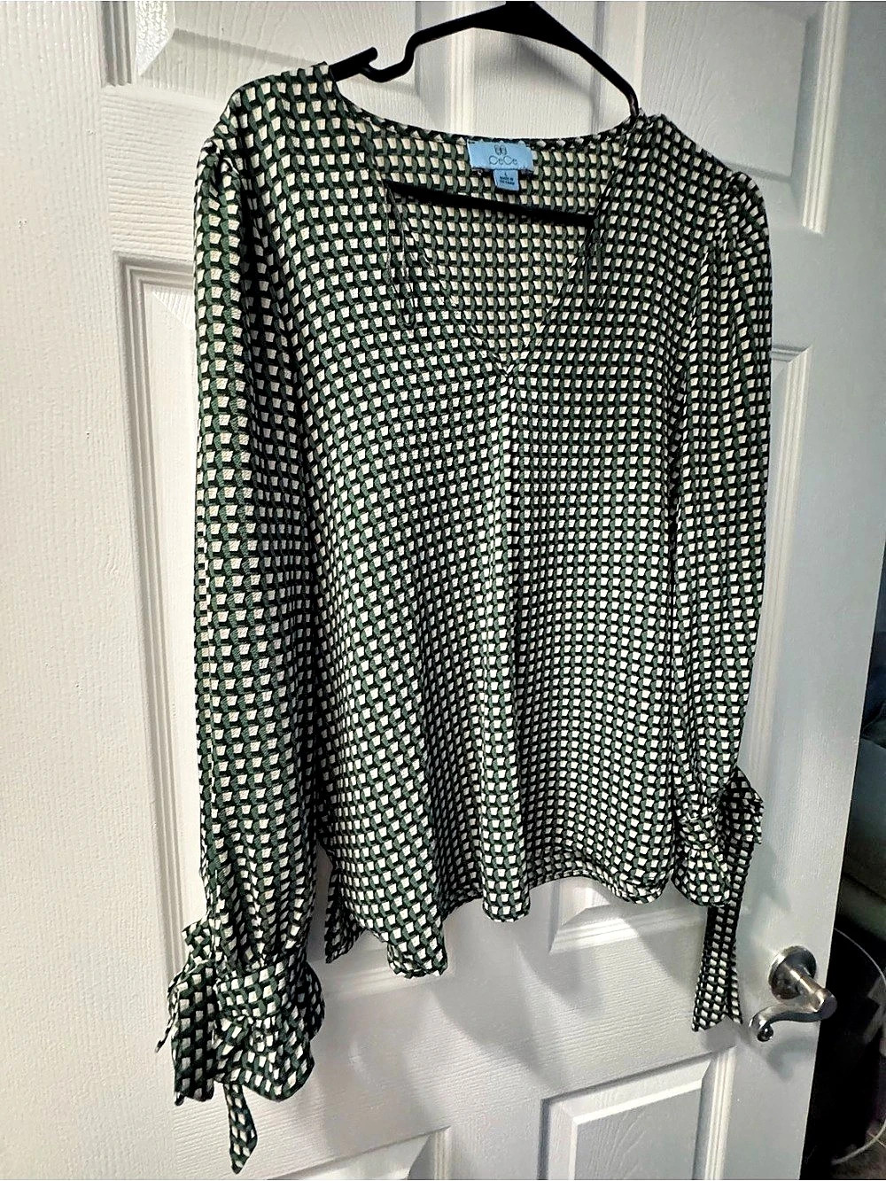 CeCe size Large Long Sleeve Garden Geo Tie Sleeve Blouse Green & White